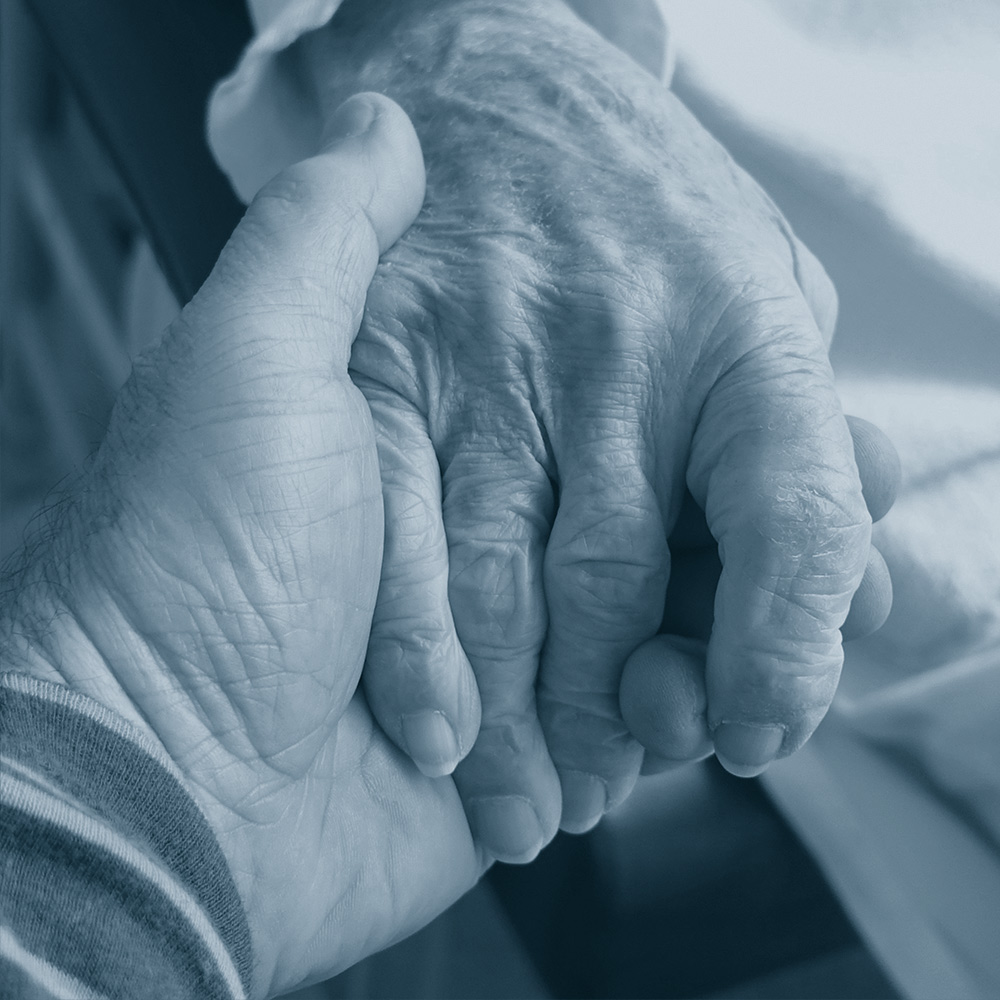 Eine Hand hält eine ältere Hand